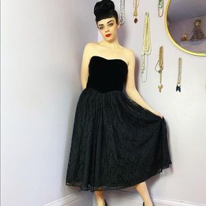 1980s Black Velvet & Lace Sweetheart Gothic Dress